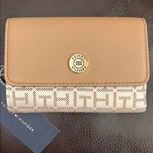 Tommy Hilfiger Tan and Cream Women's Wallet New With Tags